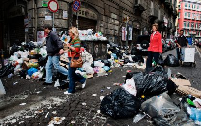 Rifiuti nelle strade a Napoli, roghi a Palermo