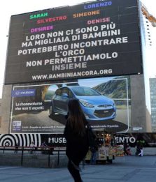 Pedofilia, nel cuore di Milano uno spot contro gli orchi