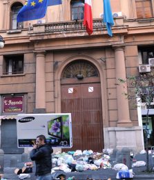 Napoli: "Oggi in strada più rifiuti di ieri"