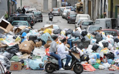 Napoli sepolta dall'immondizia. Nonostante le promesse