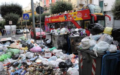 Napoli affoga in duemila tonnellate di rifiuti