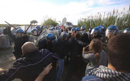 Rifiuti, l'Ue richiama l'Italia. Nuovi scontri in discarica