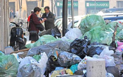 Napoli, i rifiuti invadono anche la casa del sindaco