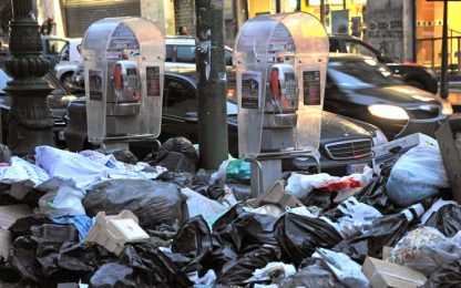 Napoli, restano a terra 2500 tonnellate di rifiuti
