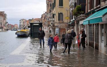 Esonda il Tevere nel viterbese. Acqua alta a Venezia