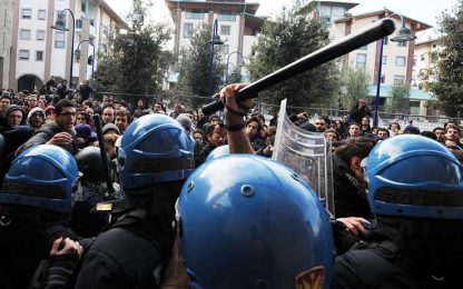 Scuola, scontri violenti tra studenti e polizia. I VIDEO