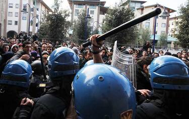 scuola_scontri_studenti_polizia_firenze_02