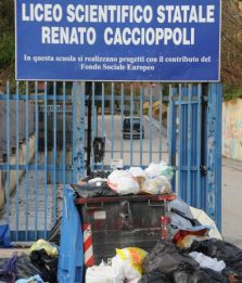 Napoli, la Pasqua si festeggerà tra i rifiuti