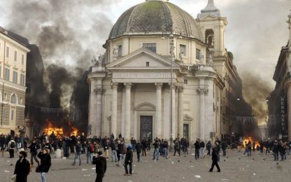 Roma, violenze in piazza nel giorno della fiducia