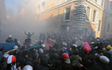 scontri_studenti_fiducia_scontri_roma_fiducia_getty6