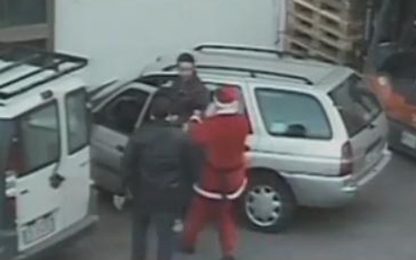 Travestito da Babbo Natale arresta l'esattore di un clan