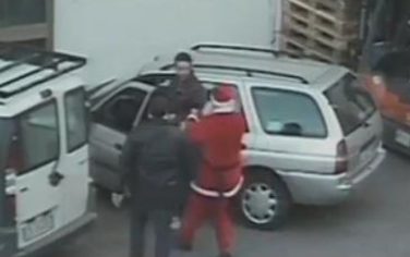carabiniere_travestivo_babbo_natale_arresta