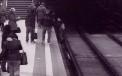 Bimbo nei binari del metrò, carabiniere lo salva. Il video