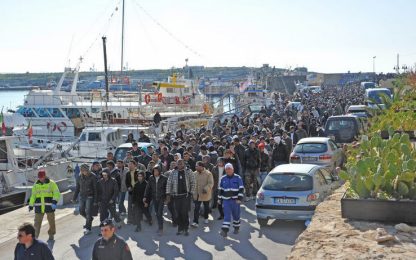 Lampedusa, emergenza sbarchi. Maroni: "L’Ue ci lascia soli"