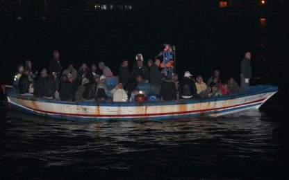 Immigrazione, affonda barcone con 600 persone