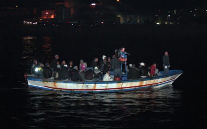 Lampedusa: sbarcano centinaia di migranti, rissa per il cibo
