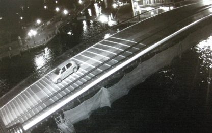 Venezia, attraversano in auto il ponte di Calatrava: video