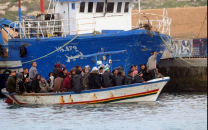 Lampedusa, è arrivata la nave che evacuerà l'isola