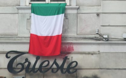 Trieste, il giorno dell'Unità sventolano quattro bandiere