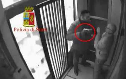 Rapina in gioielleria con pistola alla tempia: il video choc