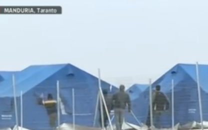 Migranti in fuga dalla tendopoli di Manduria. IL VIDEO