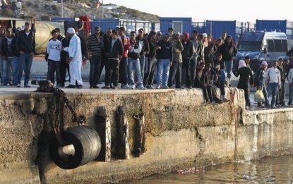 Lampedusa, gli abitanti in rivolta bloccano il porto per ore