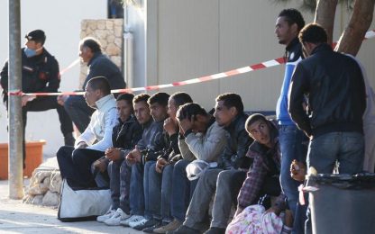 Lampedusa, oltre 2mila senza cibo. Bossi: "Föra da i ball"