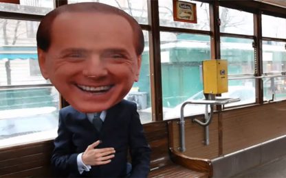 Berlusconi solo in Europa? Si consola sul tram. IL VIDEO