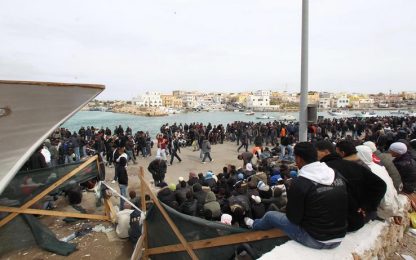 Berlusconi: "Entro 48 ore i migranti fuori da Lampedusa"