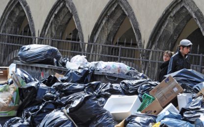 Napoli, i rifiuti invadono anche il centro
