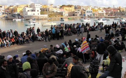 Lampedusa: il vento ferma i trasferimenti