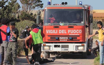 Lampedusa, migranti in rivolta. Il premier vola a Tunisi