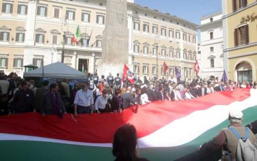 democrazia_day_bandiera_italia_piazza_montecitorio_03