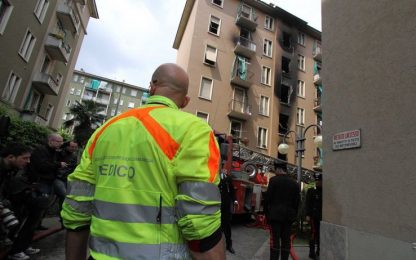 Milano, in fiamme un palazzo: un morto e alcuni intossicati