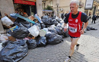 Slalom tra i rifiuti per la maratona di Napoli