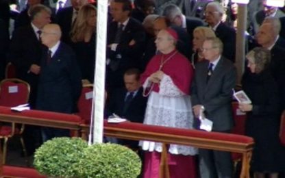 Pisolino o preghiera? Berlusconi alla cerimonia per Wojtyla