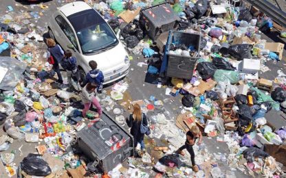 Napoli, emergenza senza fine: la città è invasa dai rifiuti