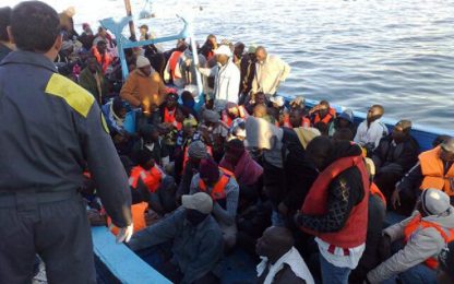 Lampedusa, ancora sbarchi. Sull'isola quasi 2000 migranti