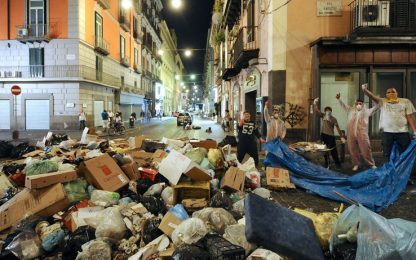 In strada 2400 tonnellate di rifiuti: Napoli resta nel caos