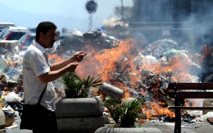 Napoli, continua l'emergenza rifiuti tra tafferugli e roghi