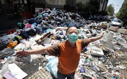 Napoli sommersa dai rifiuti. De Magistris: salute a rischio