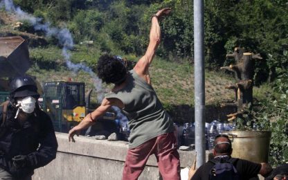 No Tav, due ore di guerriglia a Chiomonte: sei agenti feriti