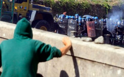 No Tav, guerriglia in Val Susa: centinaia di feriti