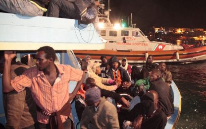 Lampedusa, incendio su un barcone. 300 immigrati a bordo