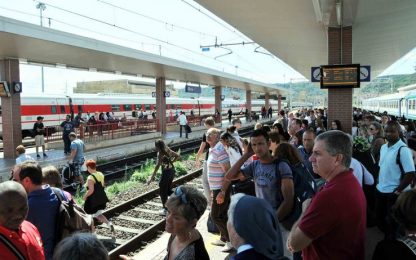 Rogo Tiburtina, i passeggeri: "In stazione è il caos"