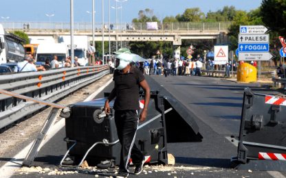 Rivolte di migranti a Bari e Crotone, feriti