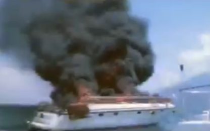 Yacht in fiamme nel napoletano, un morto. VIDEO