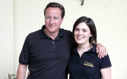 David Cameron fa pace con la barista. FOTO