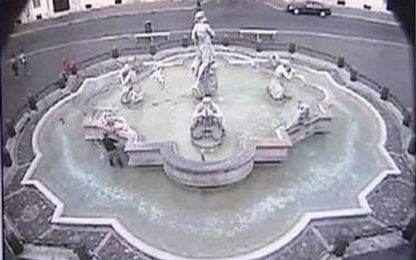 Piazza Navona, fontana danneggiata: il video dello scempio