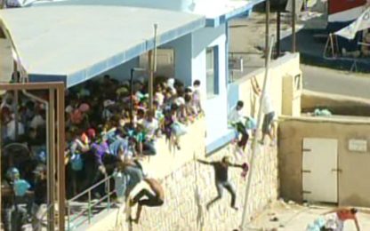 Scontri tra migranti e agenti a Lampedusa, feriti. VIDEO